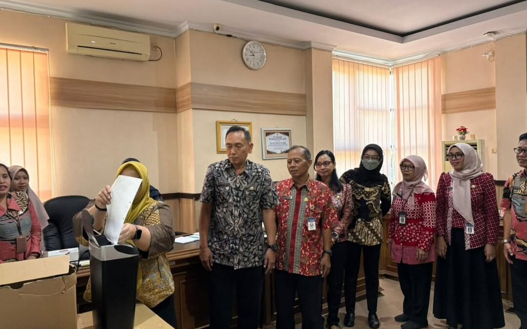 Tingkatkan Efisiensi Ruang, BKPSDM Karanganyar Laksanakan Pemusnahan Arsip Inaktif